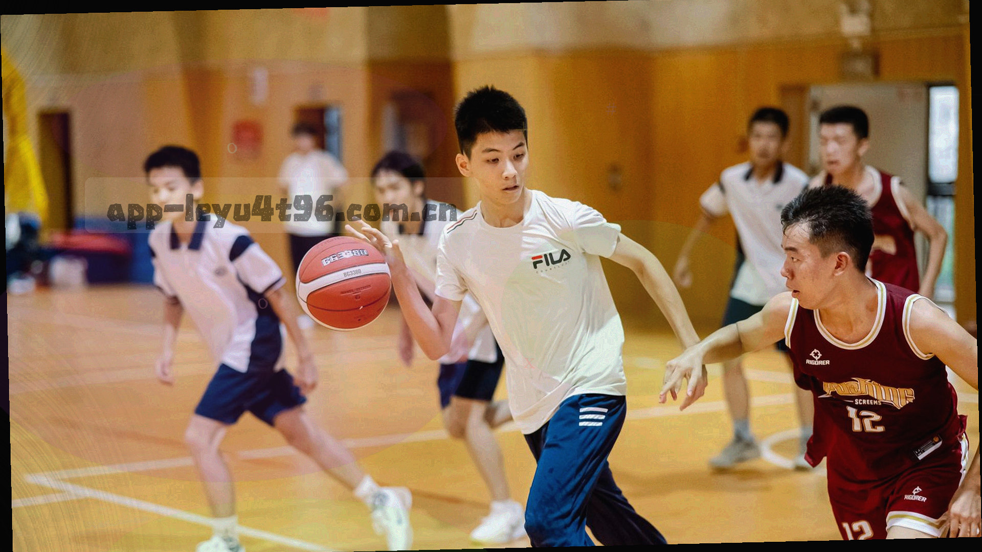 蓝色和橙色线条构成足球场与数据网格的抽象图